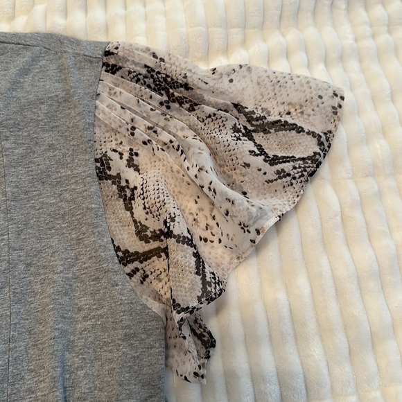 Current air grey mixed media snakeskin flutter sleeve knot detail medium tee - Picture 4 of 7